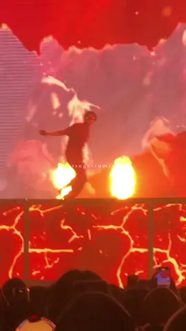 this Arson is so fiery hot that the stage burns!! 🔥🔥 @hobipower  #HOTS #jhope #hopeonthestage #BTS #ARMY 