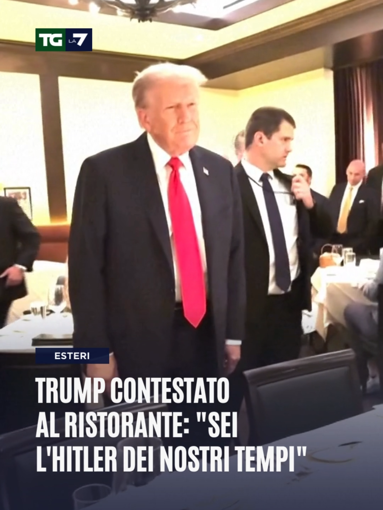 Martedì sera il presidente Donald Trump ha cenato al ristorante Joe's Seafood, a pochi passi dalla Casa Bianca, per promuovere gli sforzi per aumentare la sicurezza nella cittò con l’uso della Guardia Nazionale e la federalizzazione della polizia a Washington. All’arrivo del corteo presidenziale, Trump è stato accolto da applausi ma anche da contestazioni. Alcuni manifestanti, sventolando bandiere della Palestina, hanno gridato slogan contro di lui e contro il sostegno americano a Israele nella guerra a Gaza. All’interno del locale, il presidente ha stretto mani ai clienti, ma ha anche fronteggiato per qualche istante i dimostranti prima che venissero allontanati. Leggi l’articolo completo su tgla7.it, clicca sul link in bio. #tgla7
