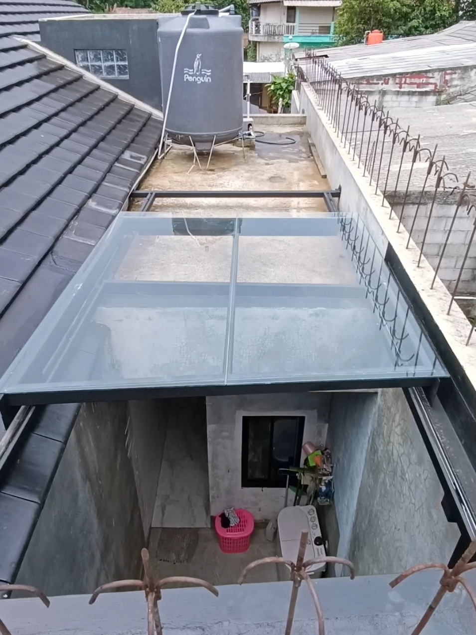 Kanopi sliding buat area jemur ✨ Bisa buka–tutup, tetap terang, ada angin, dan aman pas hujan whatsapp 081210629709 kalau mau bikin! #kanopisliding #kanopiminimalis #kanopi #kanopikaca #kanopimodern 