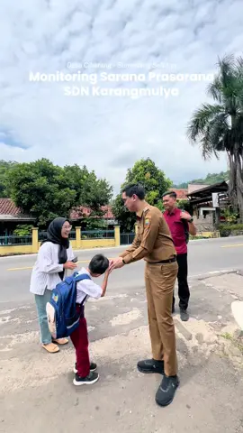 Alhamdulillah, 09-09-2025 Saya melakukan monitoring sarana dan prasarana di SDN Karangmulya Ciherang, Kecamatan Sumedang Selatan. Kami melihat masih ada fasilitas yang perlu segera diperbaiki. Pemerintah Kabupaten Sumedang berkomitmen untuk memprioritaskan perbaikan sekolah-sekolah yang berada di Kabupaten Sumedang, agar anak-anak dapat belajar dengan aman, nyaman, dan penuh semangat. Kami berkomitmen agar seluruh anak di Kabupaten Sumedang mendapatkan ruang belajar yang layak, sehingga pembelajaran dapat terlaksana dengan optimal demi masa depan yang cemerlang. #sumedangsimpati #sumedangsimpatisemakinmaju #sdnkarangmulya #indonesiaemas2045 
