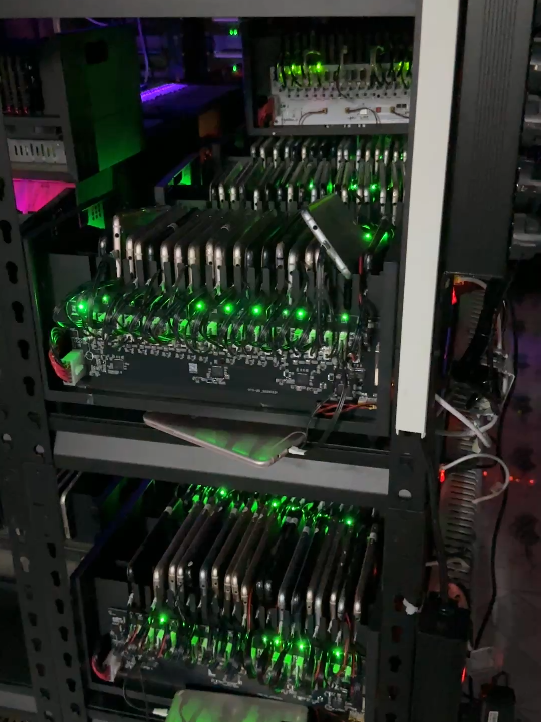 10,000 phones are active at night #boxphone #phonefarm #phonebox #boxphonefarm #phonefarming