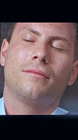 L'homme se réveille et découvre qu'il est cerné par les eaux#film #movie 