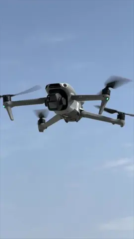 🎥 Volando alto con il DJI Air 3S! 🪂 Guarda come catturo ogni istante di questo parapendio da angolazioni mozzafiato! 🌄 La qualità del sensore CMOS da 1 pollice e il teleobiettivo da 70 mm del DJI Air 3S regalano dettagli nitidi e colori vividi, anche nelle riprese notturne. 🌙 🔎 Zoom multipli, precisione assoluta: dal grandangolo che abbraccia l’intero paesaggio al teleobiettivo che cattura ogni movimento del parapendio, il passaggio fluido tra le focali è puro spettacolo! 📸 Grazie al doppio ISO nativo e alla registrazione in 4K HDR a 60fps, ogni dettaglio è cristallino, anche a distanza. 🚀 Perché scegliere il DJI Air 3S? •  Riprese stabili con gimbal avanzato •  Zoom dinamico senza perdita di qualità •  Modalità intelligenti come ActiveTrack per seguire il soggetto con precisione Guarda il reel e lasciati stupire dalla potenza di questo drone! 💨 #DJIAir3S #DroneLife #Parapendio #AerialVideography #pioandreaperi        