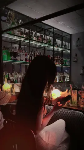 Có những chuyện… Chỉ nên hiểu, không nên nói. Đến một độ tuổi nào đó, người ta tự nhiên im lặng hơn. Không phải vì không còn điều gì để nói, Mà là có quá nhiều điều… nói ra cũng chẳng để làm gì. Vì hiểu – là để sống cho đúng. Còn nói – đôi khi chỉ để chứng minh mình đúng. Nhưng chứng minh để làm gì, khi người ta chưa chắc đã muốn nghe? Nhưng lại rất hiếm người chịu đặt mình vào vị trí người khác để hiểu. Hiểu là để nhẹ lòng mình Còn nói- là để người khác hiểu. #tamtrang 