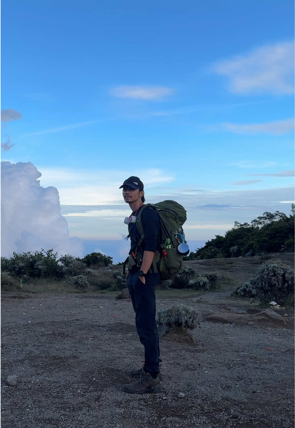 Apa saja yang perlu dipersiapkan sebelum mendaki gunung tertinggi di Indonesia