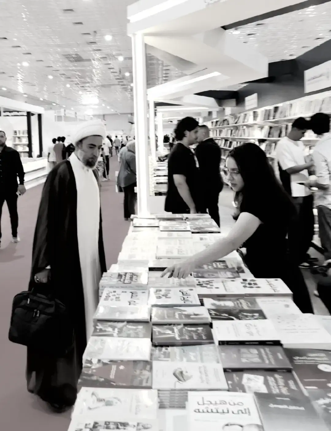 اعجبني هذا المشهد اليوم في اول ايام من معرض بغداد الدولي للكتاب ، رجل دين معمم يتبضع الكتب العلمية من أمرآة مثقفة تشغل مركز احد دور النشر ، تنتهي كل الصفات والضوابط عندما يأتي العلم ، حيث حث الله على العلم اكثر من لبس الحجاب او شغل مناصب دينية #معرض_بغداد_دولي #معرض_الكتاب 