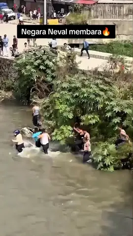 viral Negara Nepal melengserkan kursi pemerintahan,para petinggi dan aparat diarak sampai ke sungai  #viral #trending #korupsi 