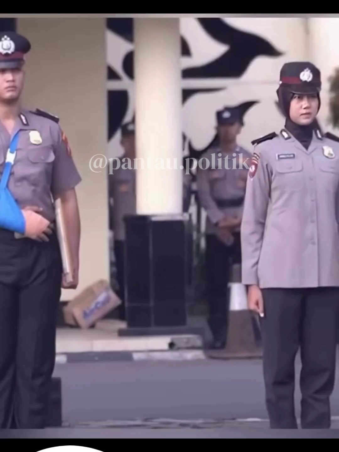 Empat anggota Polda Jawa Barat mendapat kenaikan pangkat luar biasa usai terluka dalam demo, akhir Agustus 2025, Kapolda Jabar Irjen Rudi Setiawan mengatakan, penghargaan ini adalah bentuk penghormatan negara atas keberanian dan loyalitas mereka #Polisi #Demo #Jabar #Peristiwa #fypviralシ #PresidenPrabowo #WargaSipil  #beritaterkini #beritahariini   #indonesia #tiktokviral  #fyp #fy #politikindonesia #politiktok #rakyat