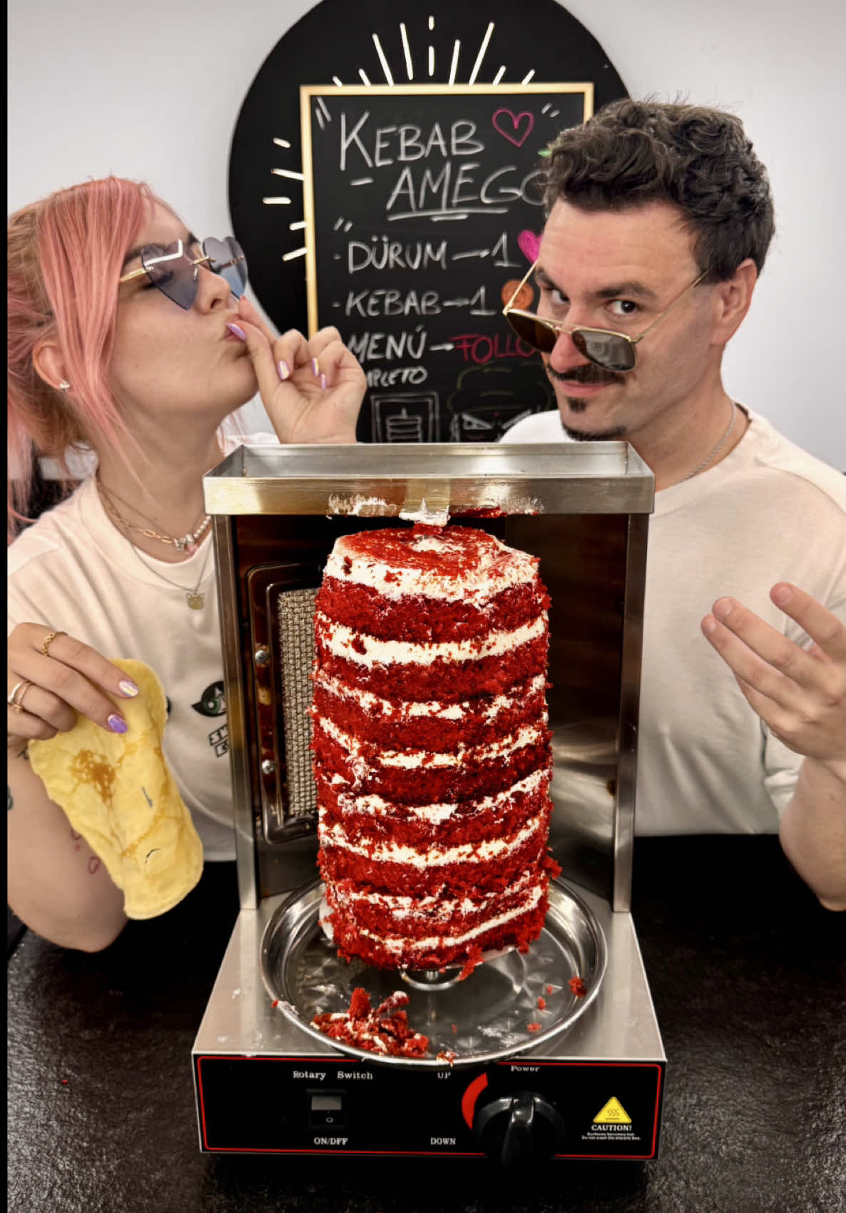 🥙 Transformando tartas de supermercado ✨ versión: KEBAB DULCE 🍰  🤭 ¿puede existir mayor genialidad? No te olvides de pedir tu menú en comentarios 😂 La “carne” es pastel El “pan” es un crepe La salsa blanca es leche condensada La salsa roja es sirope de fresa  🌸Y si también te has fijado en las super camisetas del @cofredelpirata que sepas que las tienes disponibles en la web con un 10% usando el código ✨BURPEE✨  #tiktokespaña #cocinaentiktok #postres 