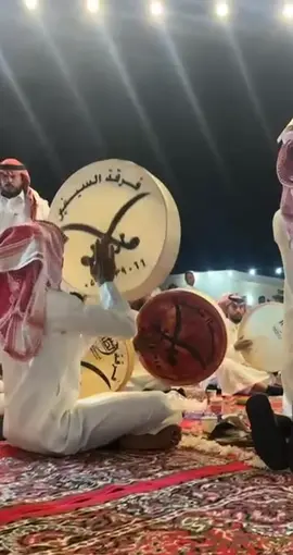 آه ويلاه ياوجدي على الصاحب اللي  مات من قبل لايسعد بغاية شبابه ناحل الخصر غض العود ماهوب من لي ينقض العهد مير الموت مني غدا به عند قبره تراني حاجز ٍ لي محلي ادفنوني وغطوني تالي ترابه فوق عضدي يوادعني ودمعي يهلي من محاجر عيونه لين بلل ثيابه @⚔️فرقة السيفين⚔️ #سامري #سامريات_حايل #سامري_الوادي #سامريات #اكسبلور 