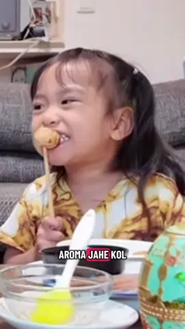 Keluarga ueno lagi bikin takoyaki best, seruu banget! Adik lucu bngt!! Jngn lupa nonton di ytb umma ya best biar gak di marahin adik😍 yang mau samaan cetakan takoyaki sama umma bisa cek keranjang kuning ya🥰 #uenofamilyjapan #ritsuki #ummamega #ritsuki #takoyakijapan 