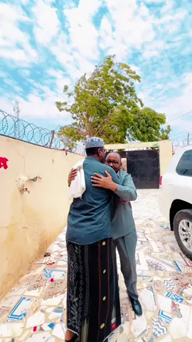 Madaxweyne Cabdiqaadir Axmed Aw-cali oo hoygiisa Ku Booqday Ugaas Maxamuud Ugaas Cabdilaahi Ciise Nuur 