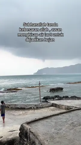 Fenomena awan menghisap air laut untuk di jadikan hujan #awan #hujan#subhanallah #kuasaallahswt #fyppppppppppppppppppppppp 
