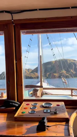Bangun pagi langsung viewnya secakep ini😍 #labuanbajo #fyp #gililawadarat #komodonationalpark #pesonaindonesia 