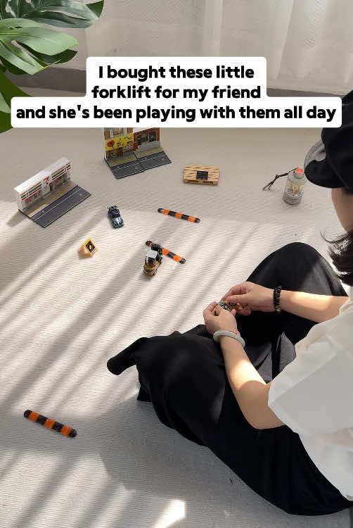 I brought these little forklifts for my friend and she’s been playing with them all day.#forklift #tiktokshop #rccar #rctoy #fyp 