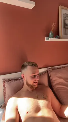 Il est malade lui. 300k abonnés et puis quoi encore ??? Déjà les 160k et après on verra 