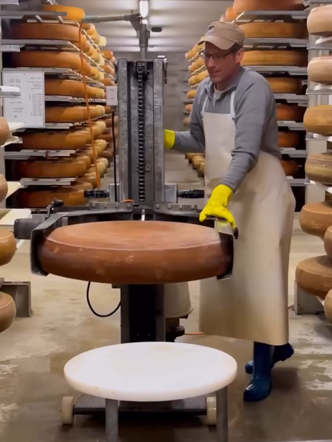 EMMENTALER SUIZO: EL QUESO QUE “SE ESCUCHA” 🧀🇨🇭 Cada rueda es golpeada para revelar su maduración y agujeros perfectos, un arte centenario en Suiza. #QuesoSuizo #Emmentaler #Tradición #Gastronomía #Suiza #Agroindustria #Lácteos #HistoriaCulinaria #Calidad #Queso