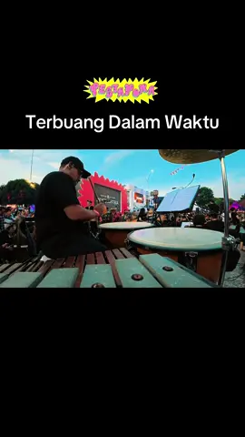 The Timpani Excerpt of Terbuang Dalam Waktu @barasuara ! Erwin Gutawa Rockestra with violin solo by @lauramareike & violoncello @billy_aryo on @pestapora 2025 under the baton of maestro @eg.erwingutawa & the Hanger Baton of @geraldsitumorang #erwingutawarockestra#erwingutawa#pestapora2025#barasuara#terbuangdalamwaktu#timpanicam#percussionlife#sore#indomusikgram#fyp