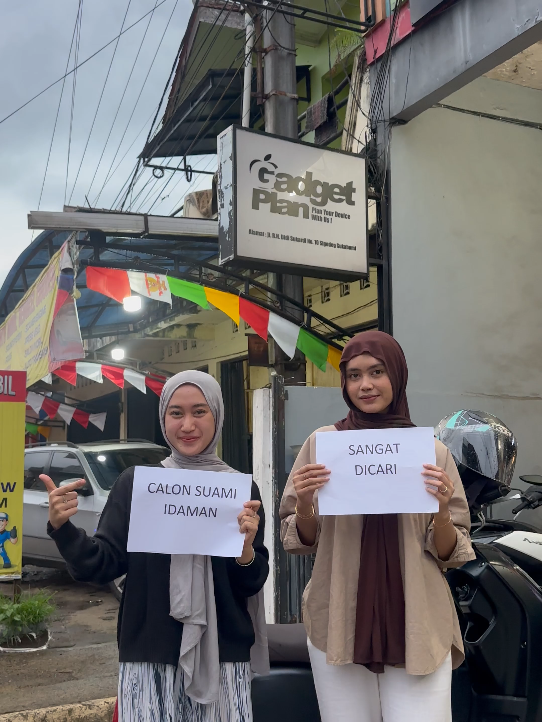 👰✨ Katanya lagi cari suami idaman... Padahal mah aslinya lagi cari customer royal 🤭💸 Kalau ada yang suka belanja iPhone tiap keluar seri baru… 👉 Itu baru suami idaman versi Gadgetplan 😍📱 #Gadgetplan #CustomerRoyal #iPhone17 #PlanYourDeviceWithUs #FYP #Sukabumi #TiktokGadgetplan