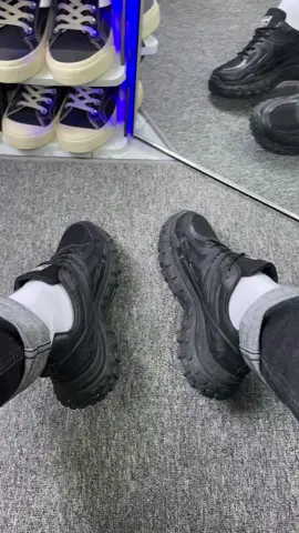 Rekomendasi sepatu cowok keren warna hitam dari brand Whoppy #whoppy #sneakers #sepatusneakers #sepatucowok #sneakerscowok 