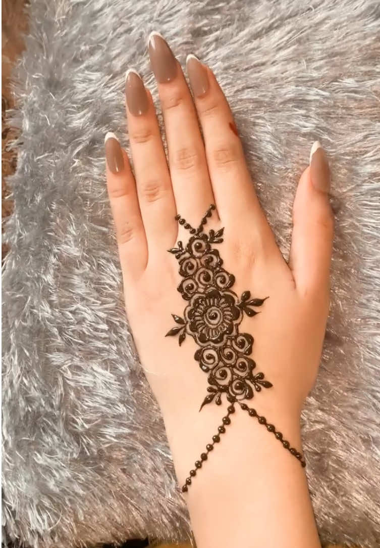 Replying to @𝒏𝒐𝒗𝒆𝒍𝒔 𝒌𝒊 𝒅𝒖𝒏𝒚𝒂 DM for bookings in Faisalabad @HOOR BRANDED CL @مہندی کا جھاں 🌎😍♥️ @Henna by Laraib Faisalabad🥀🔥 @SeriMeshi Nails 💅 #mehndidesign #viral?videotiktok😇😇 #foryoupage #viralvideo #mehndilove 
