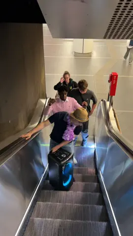 Everyone loves this Song 😭🕺