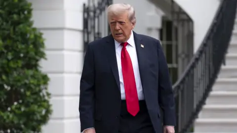 Pres. Trump is pushing back on the Epstein birthday note controversy, calling it a “dead issue.” #news #trump #epstein