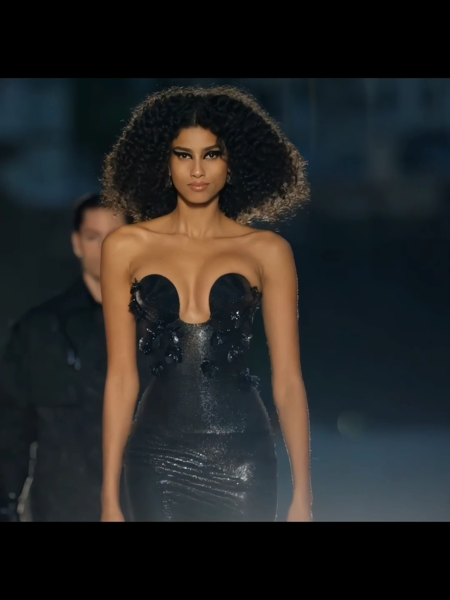 VERSACE SPRING-SUMMER 2023 WOMEN'S FASHION SHOW Versace Spring-Summer 2023 Women's | @Versace  Fashion Show  #ModelStyle #runwaywalk #versace #fashion #imanehmmam 