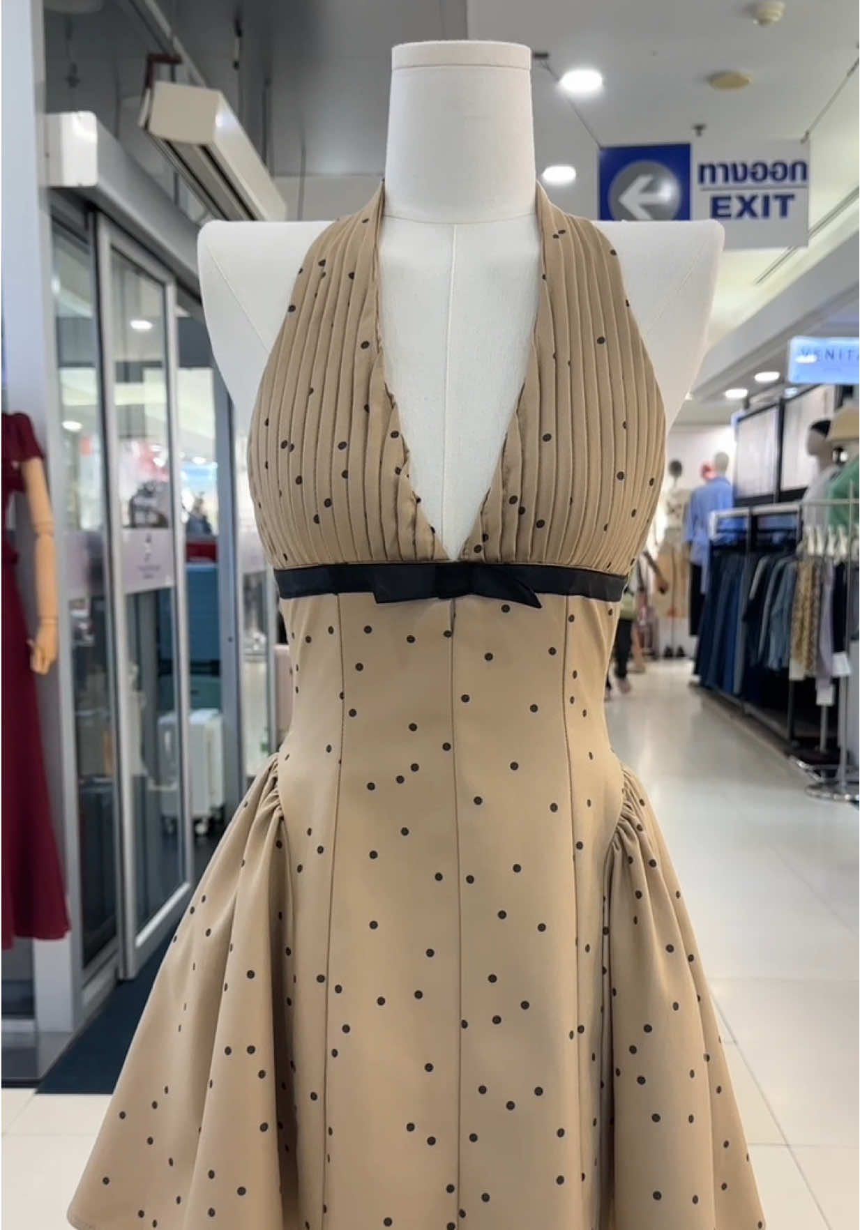 Size XS S M L  มินิเดรสคล้องคอสีน้ำตาลลายจุดดำ ดีเทลแต่งจับจีบเล็กๆช่วงอก อกเสริมฟองน้ำ แต่งแทบตัดสีดำช่วงใต้อก พร้อมเย็บโบว์ติดมา ตัวกระโปรงด้านข้างแต่งจับจีบยกพอง บานออก ทรงสวย มีชับในซิปหลัง ใส่ออกมาน่ารักสุดๆ ห้ามพลาดนะ #polkadot #สวย #ออกงาน #เจ้าหญิง 