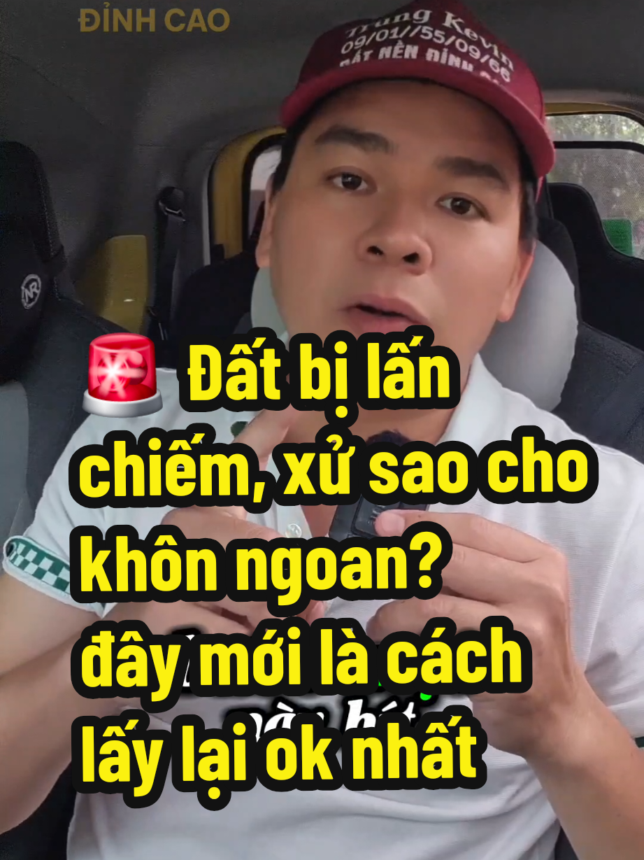 Khi phát hiện đất bị lấn chiếm, việc đầu tiên là giữ bình tĩnh và thu thập chứng cứ: sổ đỏ, bản đồ, hình ảnh hiện trạng, biên bản đo đạc. Tiếp đó, thương lượng trực tiếp với bên lấn chiếm, tránh xung đột căng thẳng. Nếu không giải quyết được, bạn cần gửi đơn hòa giải tại UBND xã/phường nơi có đất. Trường hợp hòa giải không thành, có thể khởi kiện ra Tòa án nhân dân để được bảo vệ quyền lợi. Quan trọng nhất là không tự ý dùng bạo lực, vì có thể biến mình thành người vi phạm. @Đất Nền Đỉnh Cao Check quy hoạch cứu cả gia tài  @Đất Nền Đỉnh Cao Né cú lừa 100 triệu @Đất Nền Đỉnh Cao Khởi nghiệp môi giới bất động sản? #BấtĐộngSản #PhápLýĐấtĐai #SổĐỏSổHồng #ĐấtĐaiTranhChấp #ĐầuTưAnToàn