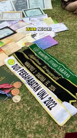 Pernah nggak sih ngerasa minder kalau ngomong bahasa Inggris? Sama, aku juga dulu gitu😅 Apalagi kalo mau kompetisi lomba internasional, mahasiswa berprestasi, sampai duta‼️ Kabar baiknya, sekarang ada Kampung Inggris LC Bogor❗ Jadi, buat yang mau upgrade bahasa Inggris gak perlu jauh-jauh ke Pare lagi. Kenapa sih harus di sini? 🤔 ✔️ Cocok buat pemula ✔️ Materi lengkap: speaking, grammar, TOEFL ✔️ Ada English Area biar terbiasa ngomong Inggris ✔️ Tutor asik + asrama cozy banget Jadi jangan tunggu nanti, yuk langsung daftar di Kampung Inggris LC Bogor‼️😉 #bahasainggris #belajarbahasainggrislc #kampunginggrislcbogor 