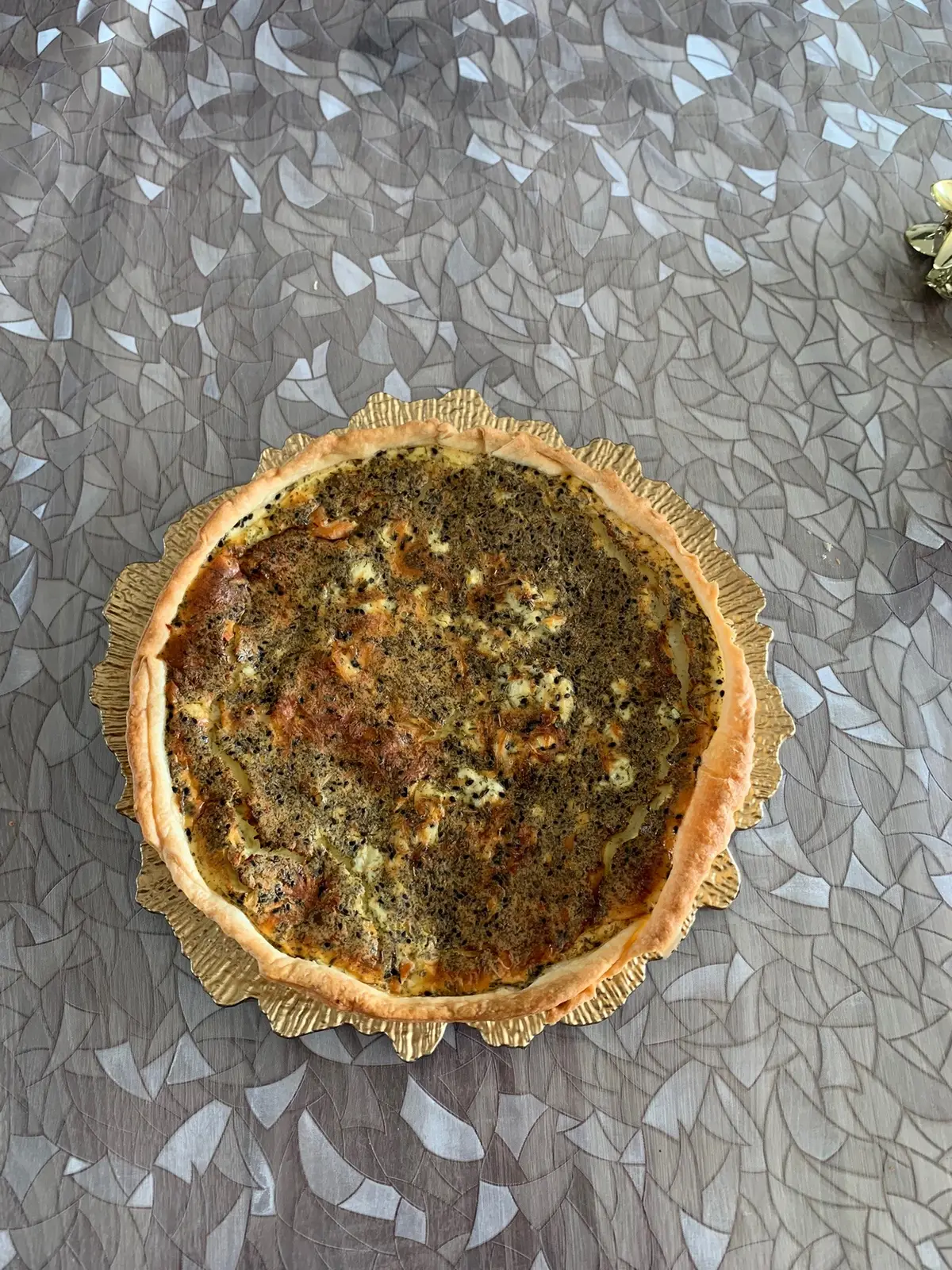 Quiche au Saumon Fumé et Boursin 🌸 🛒 Ingrédients : - 🥧 1 pâte brisée - 🐟 200 g de saumon fumé - 🧀 150 g de Boursin - 🍳 3 œufs - 🥛 20 cl de crème fraîche - 🌿 1 cuillère à soupe d’aneth - 🧂 Sel et poivre 👩‍🍳 Instructions : 1️⃣ Préchauffez le four à 180°C (thermostat 6). 📏 2️⃣ Déroulez la pâte brisée dans un moule à tarte et piquez-la avec une fourchette. 🍴 3️⃣ Coupez le saumon fumé en morceaux et répartissez-les sur la pâte. 🐟 4️⃣ Dans un bol, mélangez les œufs, la crème fraîche, le Boursin, l’aneth, le sel et le poivre. Battez bien le tout. 🥄 5️⃣ Versez le mélange sur le saumon dans le moule. 🌊 6️⃣ Enfournez pendant 30-35 minutes, jusqu’à ce que la quiche soit dorée. ⏲️ 7️⃣ Laissez tiédir un peu avant de servir. Bon appétit ! 🍽️ 📋 Infos utiles : - ⏱️ Temps de préparation : 15 minutes  - ⏱️ Temps de cuisson : 35 minutes #quichesalée #quichesaumonfumé #recettefacilerapide #food #foodpornroma 