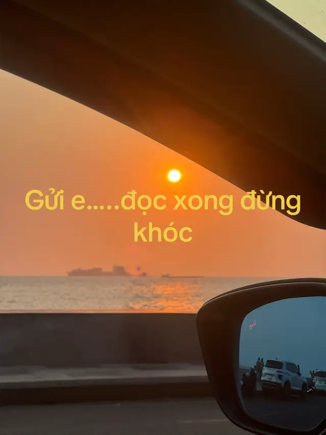 Anh đã định không viết, vì sợ viết ra rồi lòng lại đau hơn, vì sợ những kỷ niệm lại ùa về khiến anh chẳng thể nào ngủ được. Nhưng có lễ, anh cần một lần nữa được nói ra hết những điều còn dang dở, những điều mà anh chưa kịp nói với em khi chúng ta còn bên nhau. Những ngày không có em thật lạ lắm. Anh cứ ngỡ rằng mình sẽ quen dần, nhưng hóa ra không phải. Anh nhớ em - điều đó chẳng cần phải giấu nữa. Anh nhớ giọng nói của em, nụ cười của em, ánh mắt của em mỗi khi nhìn anh. Nhớ cả những lúc em giận hờn, những lần em bướng bỉnh nhưng lại đáng yêu đến lạ. Anh đã tự hỏi rất nhiều lần: Vì sao chúng ta lại đi đến bước này? Vì sao hai người từng thương nhau nhiều đến vậy lại chẳng thể cùng nhau đi đến cuối con đường? Là do anh chưa đủ tốt, chưa đủ cố gắng hay là do duyên phận vốn dĩ đã định sẵn rằng chúng ta chỉ có thể đi cùng nhau một đoạn mà thôi? Dù câu trả lời là gì đi nữa, thì sự thật vẫn không thay đổi - em đã không còn ở bên anh nữa. Anh không trách em, không trách ai cả. Anh chỉ trách bản thân mình đã không thể giữ em lại lâu hơn một chút. Giá như anh biết trân trọng em hơn, biết cách yêu em đúng hơn, biết cách khiến em không còn phải buồn... Thì có lẽ, mọi thứ đã không kết thúc như thế này. Nhưng trong tình yêu, chẳng có chữ 