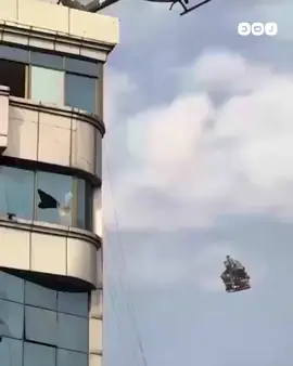 لحظة هروب مسؤولين متهمين بالفساد على متن طائرة مروحية بعدما حاصرهم المتظاهرون الذين أطاحوا بالحكومة في نيبال #climatechange #breakingnews #نيبال #nybal 