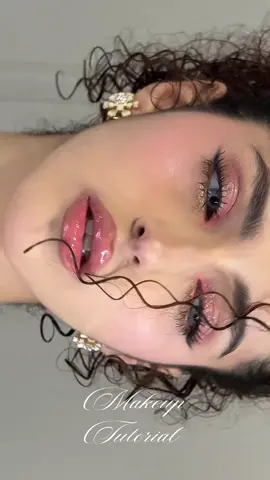 Golden hour eye makeup look🧚🏻‍♂️🌄 Comment what you think about this💕 Products used: @フラワノーズ（FlowerKnows） palette  @NABLA Cosmetics glitter  @chanel.beauty black liner @Diorbeauty highlighter #makeup #makeuptutorial #eyemakeup #makeuphacks #americanbeauty 