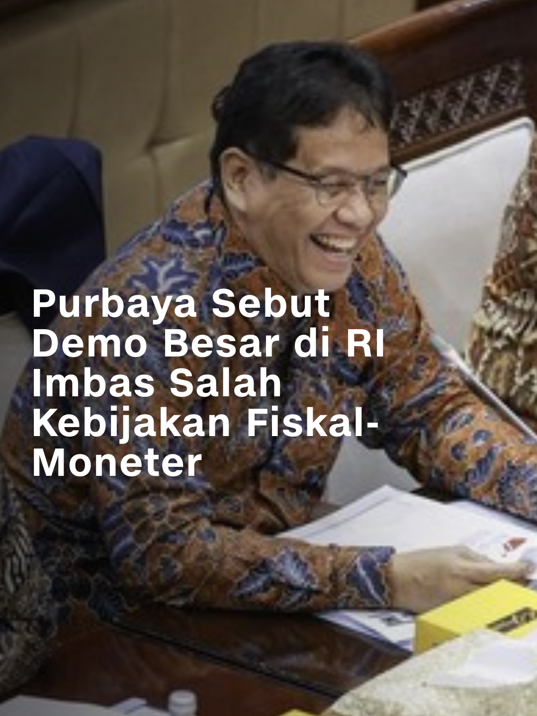 Menteri Keuangan (Menkeu) Purbaya Yudhi Sadewa mengungkapkan demo besar di Indonesia beberapa waktu belakangan adalah akumulasi dari kesalahan kebijakan fiskal dan moneter. Ia heran mengapa permasalahan fiskal dan moneter Indonesia tidak segera diatasi oleh pemerintah, baik dari eksekutif maupun legislatif. Menurut Purbaya, DPR RI dan menteri keuangan (menkeu) sebelumnya punya waktu panjang untuk bertemu dalam rapat. Menkeu sebelum Purbaya adalah Sri Mulyani. Wanita yang akrab disapa Ani itu kemudian diganti oleh Presiden Prabowo Subianto pada Senin (8/9) lalu. #cnnindonesia #cnnindonesiacom #purbaya #DPR #srimulyani