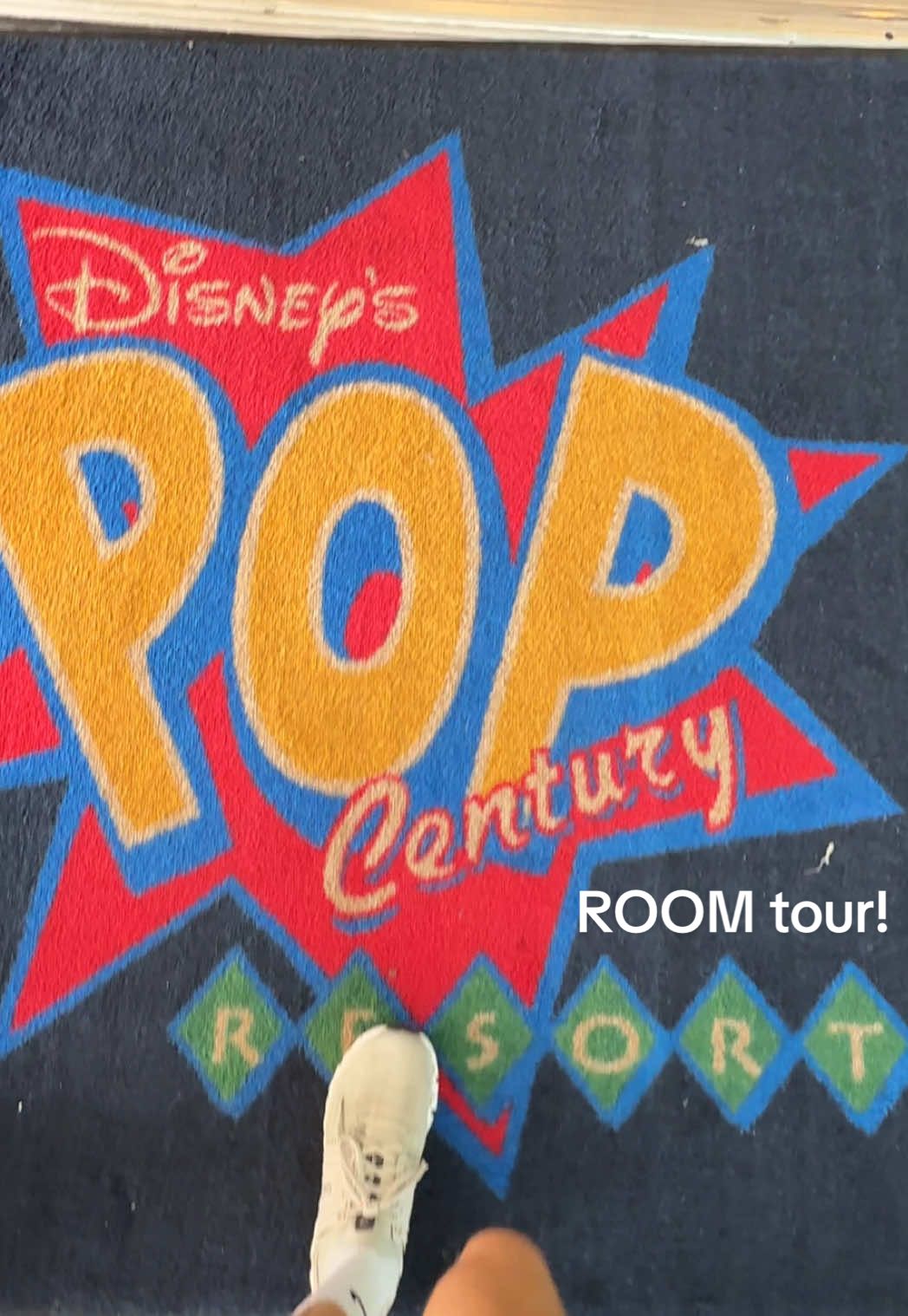 do you want the ~pop century room~ tour?! 🏨🛏️🐭  @Disney @Disney Parks @Sabrina Carpenter  #disney #popcenturyresort #RoomTour #housetour #sabrinacarpenter 