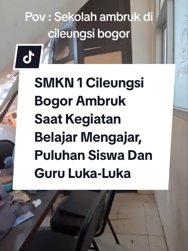 Atap dan dinding bangunan SMKN 1 Cileungsi, Kabupaten Bogor, Jawa Barat, ambruk pada Rabu pagi ketika kegiatan belajar dan mengajar berlangsung. Akibat kejadian tersebut, sedikitnya 31 siswa dan guru mengalami luk4-luk4. Kepala Pelaksana Badan Penanggulangan Bencana (BPBD) Kabupaten Bogor, Ade Hasrat di lokasi kejadian menyebutkan pihaknya menurunkan satu regu berjumlah 15 personel untuk membantu proses evakuasi. “Untuk membantu masalah rubuhnya bangunan sekolah ini, satu regu kami turunkan. Rencananya ada tenaga tambahan sekitar 15 orang yang diturunkan untuk evakuasi,” kata Ade Hasrat, Rabu (10/9/2025). Peristiwa terjadi sekitar pukul 09:15 WIB di Desa Limus Nunggal, Kecamatan Cileungsi. Saat itu, siswa kelas X dan XII sedang mengikuti pelajaran, kemudian tiba-tiba bagian atap dan dinding ruang kelas runtuh. Laporan BPBD mencatat ada empat ruangan yang terdampak, terdiri atas dua ruang kelas dan dua ruang pertemuan. Sejumlah siswa yang berada di dalam ruangan tert*mp4 reruntuhan sebelum berhasil dievakuasi oleh guru dan petugas gabungan. #hariharijakarta #jktinfo #infojakarta #jakarta #jakartatimur 