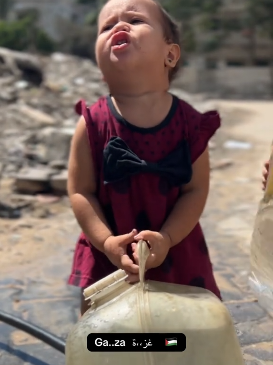 Ya Allah..kasihan bgt..sudah dapet air ngga kuat ngangkatnya..😭😭 #baby #palestine #freepalestine #freepalestine🇵🇸❤️ #viral 