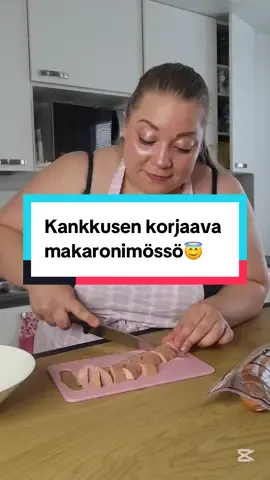 Kotkan keittiö EI suosittele juomista kellekkään. 🍻🚫 Mutta jos vahinko sattuu, niin tällä voi lieventää seuraavan päivän oloja.  Keitä makaronit kypsäksi pakkauksen ohjeen mukaan ja pilko sopiviksi suupaloiksi haluamaasi makkaraa. Laita kuivalle ja kuumalle pannulle suikaloitua pekonia ja käristele ne rapeaksi. Lisää joukkoon makkarat ja paistele niitäkin hetki pannulla. Kun makaroni on kypsää, kaada vesi pois ja sekoita joukkoon yksi pastakastike. Lisää sitten makkarat ja pekonit ja sekoita hyvin.  Nautiskele runsaan alkoholittoman juotavan ja komediasarjan kera. 🥹😍 #kotkankeittiö #makaronimössö #ruoka #fyp 