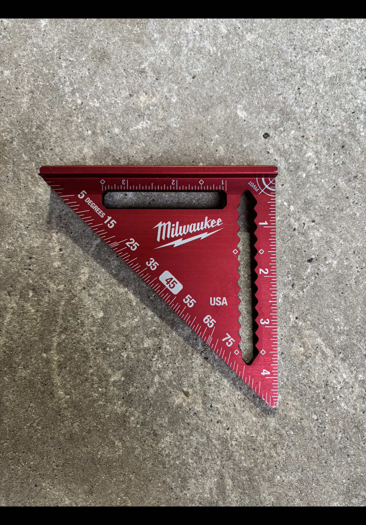 I typically use the empire squares but since I got this little trim square from Milwaukee that’s all I’ve been using! 😎 As a “hobbyist” woodworker, most times all I need is this little guy!  🔥 #milwaukeetools #square #woodwork #tools #handtoools  