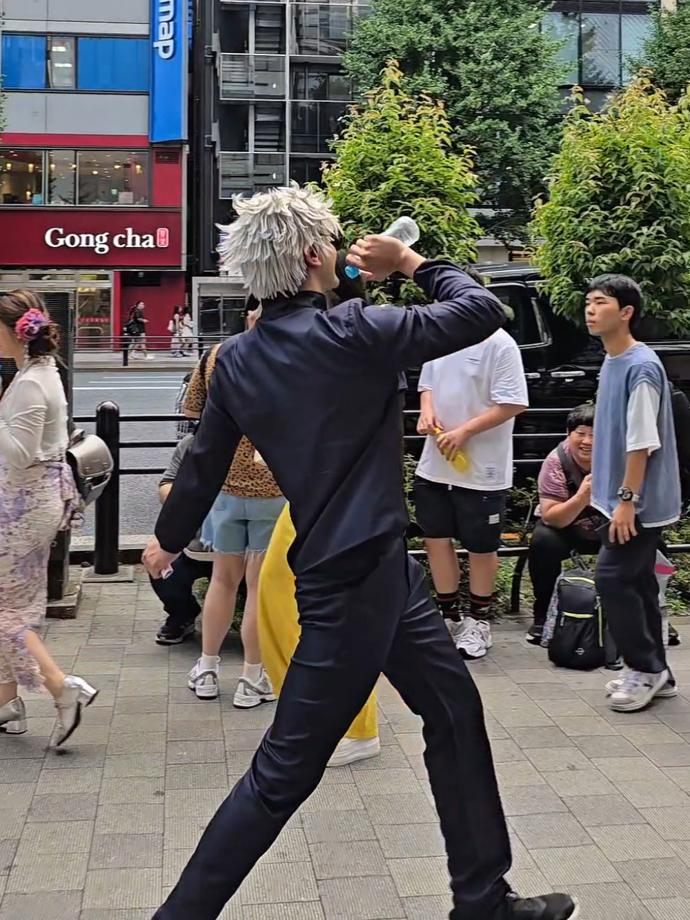 Gojo is famous in Japan 🤣✨️ #gojo #cosplay #japan 