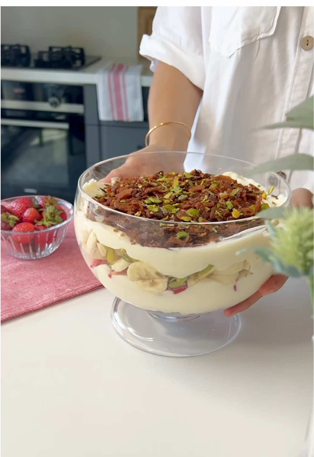 Viral yaz tatlısı: Napolyon Pastası 🍓🍰​ Çıtır yufka + ipeksi krema + taptaze meyveler = tam bir yaz efsanesi 🌞​ Mutfağa girmek için bahane arıyorsan, işte tarif 👇​ ​ Malzemeler 📝​ 1 litre süt​ 200 ml çırpılmış krema​ 1 su bardağı şeker​ 3 yumurta sarısı​ 1 su bardağı un​ 1 paket vanilin​ Fırında kızarmış baklavalık yufka​ Çilek 🍓​ Muz 🍌​ Yapılışı 🥣​ Süt, şeker, un, yumurta sarısı ve vanilini çırpıp muhallebi kıvamına getir.​ Soğuyunca içine krema + doğranmış çilek & muzları ekle.​ Paşabahçe Crystallin Betty kasede tabana çıtır yufka ser ve üstüne meyveli kremayı yay.​ Kat kat devam et, 20–30 dk dolapta dinlendir.​ Çıkar, servis et, paylaş → yazın en tatlı anı senin olsun! ❤️​ #Paşabahçe #GüzelleşirHayat #NapolyonKek #ViralTarifler #FoodTok     