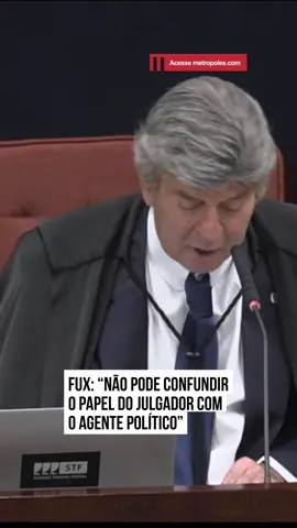 A Primeira Turma do Supremo Tribunal Federal (#STF) retomou, na manhã desta quarta-feira (10/9), o julgamento da Ação Penal nº 2.668, que atrela ao ex-presidente Jair #Bolsonaro (PL) e outros sete réus o planejamento de uma suposta #tramagolpista. O rito segue com o voto do ministro Luiz Fux. O placar está 2 a 0, restando três votos para a conclusão do julgamento. Caso Fux siga o relator, mesmo com divergências, o STF formará maioria pela condenação dos réus. O magistrado iniciou seu voto afirmando que o STF não deve realizar um julgamento político, no qual destacou que é papel da Corte é fazer uma análise técnica do caso concreto. “Ao revés, compete a este Tribunal afirmar o que é constitucional ou inconstitucional, legal ou ilegal, invalidável sob a perspectiva da Carta de 1988 e das leis brasileiras. Trata-se de missão que exige objetividade, rigor técnico e minimalismo interpretativo, a fim de não se confundir o papel do julgador com o do agente político”, afirmou. #Tiktoknoticias 📸 Reprodução Tv Justiça 