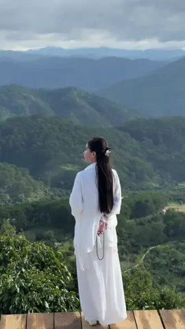 ĐÃ KHI NÀO BẠN THẬT SỰ QUAY VỀ VỚI CHÍNH MÌNH . Quay về với chính mình là gì? Là thôi tìm kiếm hạnh phúc ở bên ngoài, mà bắt đầu lắng nghe nội tâm Là nhận diện những cảm xúc thật, những tổn thương, niềm vui, ước vọng sâu xa mà ta từng chối bỏ Là ngôi lại với chính mình - không phản xét, không chạy trốn - chỉ để được 