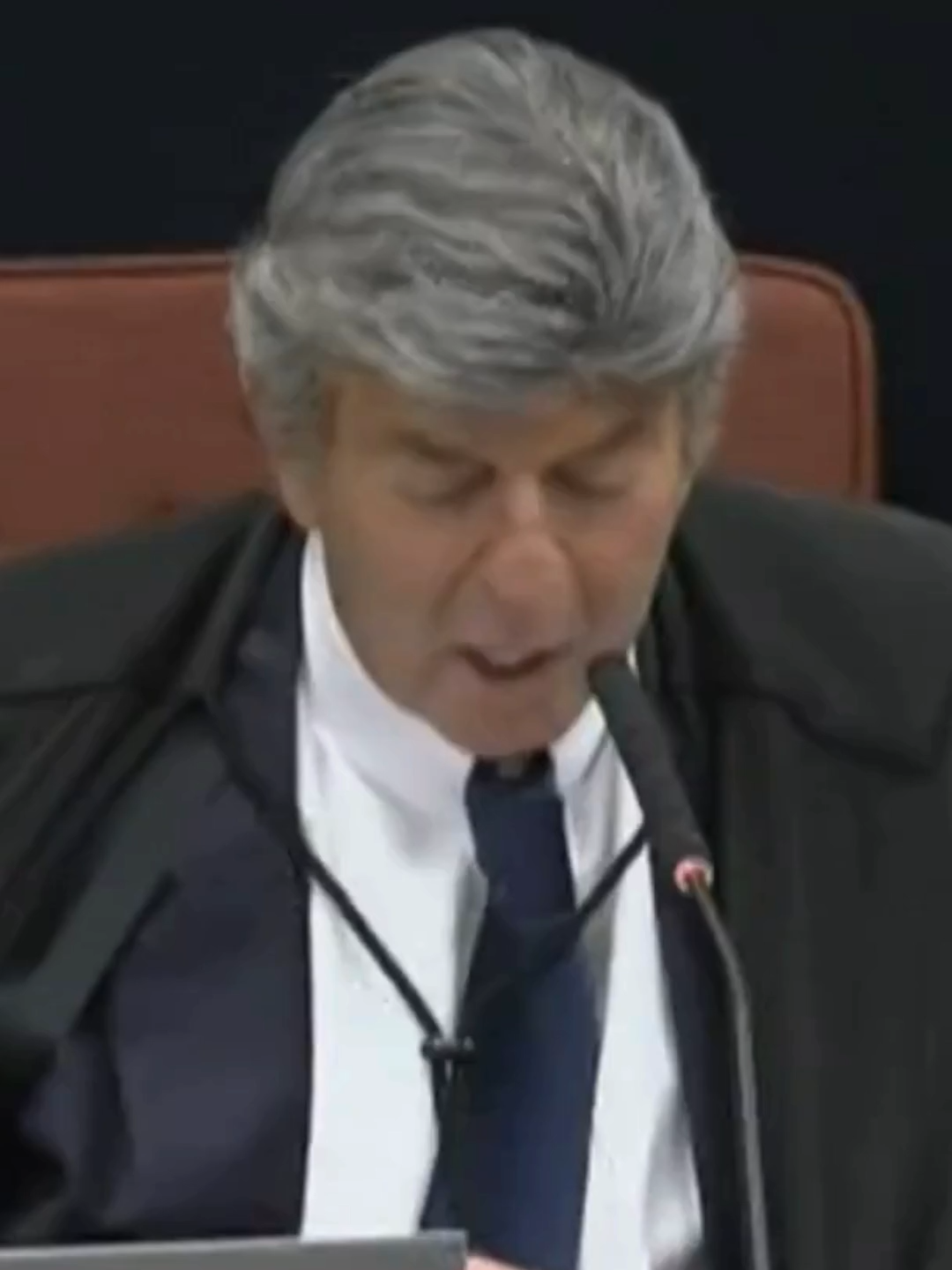 POLÍTICA | O ministro Luiz Fux, do Supremo Tribunal Federal, não tem competência para julgar a ação de suposta tentativa de golpe realizada por Jair Bolsonaro e outros sete réus.  De acordo com o ministro, os réus não têm foro privilegiado e não deveriam, portanto, ser julgados pelo STF. 