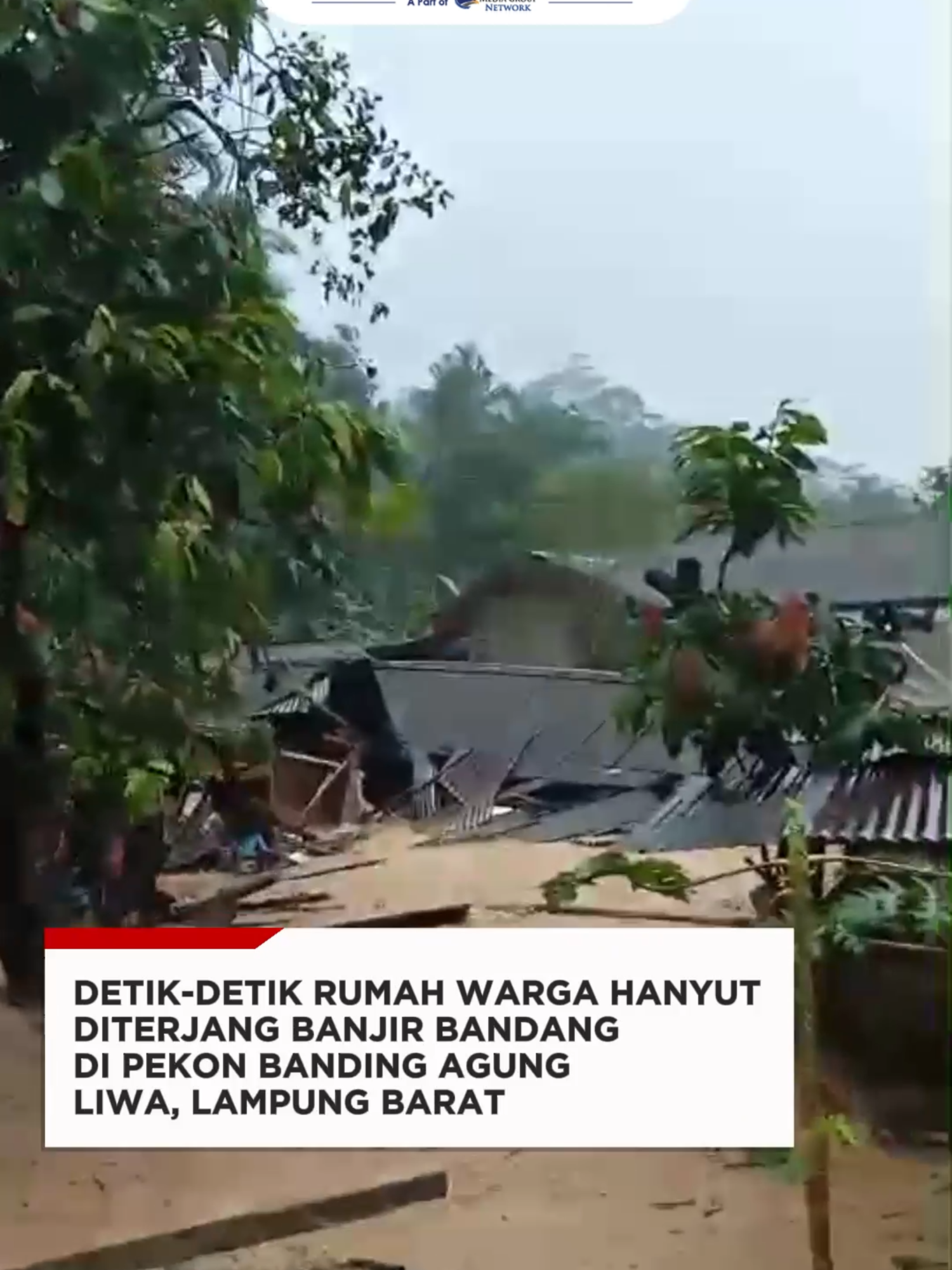 DETIK-DETIK RUMAH WARGA HANYUT DITERJANG BANJIR BANDANG DI PEKON BANDING AGUNG, LIWA, LAMPUNG BARAT Liwa (Lampost.co) – Hujan deras yang mengguyur sejumlah wilayah mengakibatkan banjir bandang di Pekon Banding Agung, Kecamatan Suoh, Lampung Barat, Rabu (10/9/2025) sekitar pukul 16.15 WIB. Sejumlah rumah warga di tiga pemangku terdampak, bahkan tiga rumah dilaporkan hanyut terseret arus. Tiga pemangku yang terdampak banjir yaitu Pemangku Banding, Srirejo, dan Gunungsari. Di Pemangku Gunungsari, tiga rumah milik warga masing-masing atas nama Kubra, Poniran, dan Sadimin hanyut terbawa derasnya arus. Kepala BPBD Lampung Barat, Padang Prio Utomo, mengatakan pihaknya telah menurunkan tim penanganan bencana mulai dari tingkat kabupaten, kecamatan, hingga pekon. Langkah darurat juga sudah ditempuh dengan rapat bersama bupati dan instansi terkait. “Yang pasti benar ada musibah banjir di Pekon Banding Agung. Sejumlah rumah penduduk terendam dan tiga rumah warga hanyut terbawa arus,” kata Padang. Ia menjelaskan, wilayah Pekon Banding Agung selama ini dikenal sebagai daerah dataran tinggi yang tidak pernah terdampak banjir. Karena itu, bencana kali ini mengejutkan warga.Pihaknya belum dapat memastikan penyebab banjir, apakah akibat luapan Way Semaka atau aliran sungai lain di sekitar wilayah tersebut. Hingga kini, BPBD masih melakukan pendataan terhadap jumlah warga terdampak. “Begitu menerima laporan, kami langsung menggerakkan tim penanggulangan bencana dengan membawa peralatan untuk membantu evakuasi warga,” tambahnya. Selain di Pekon Banding Agung, banjir juga terjadi di Pekon Bumi Hantatai, Kecamatan Bandar Negeri Suoh. Di wilayah tersebut, banjir disebabkan luapan sungai yang mengakibatkan genangan. Berbeda dengan Banding Agung, banjir di Bumi Hantatai sudah menjadi kejadian yang kerap dialami karena berada di wilayah dataran rendah. #liwalampungbarat#liwa #banjirlampung #bencanalampung #UpdateLampung #lampung #lampungbarat
