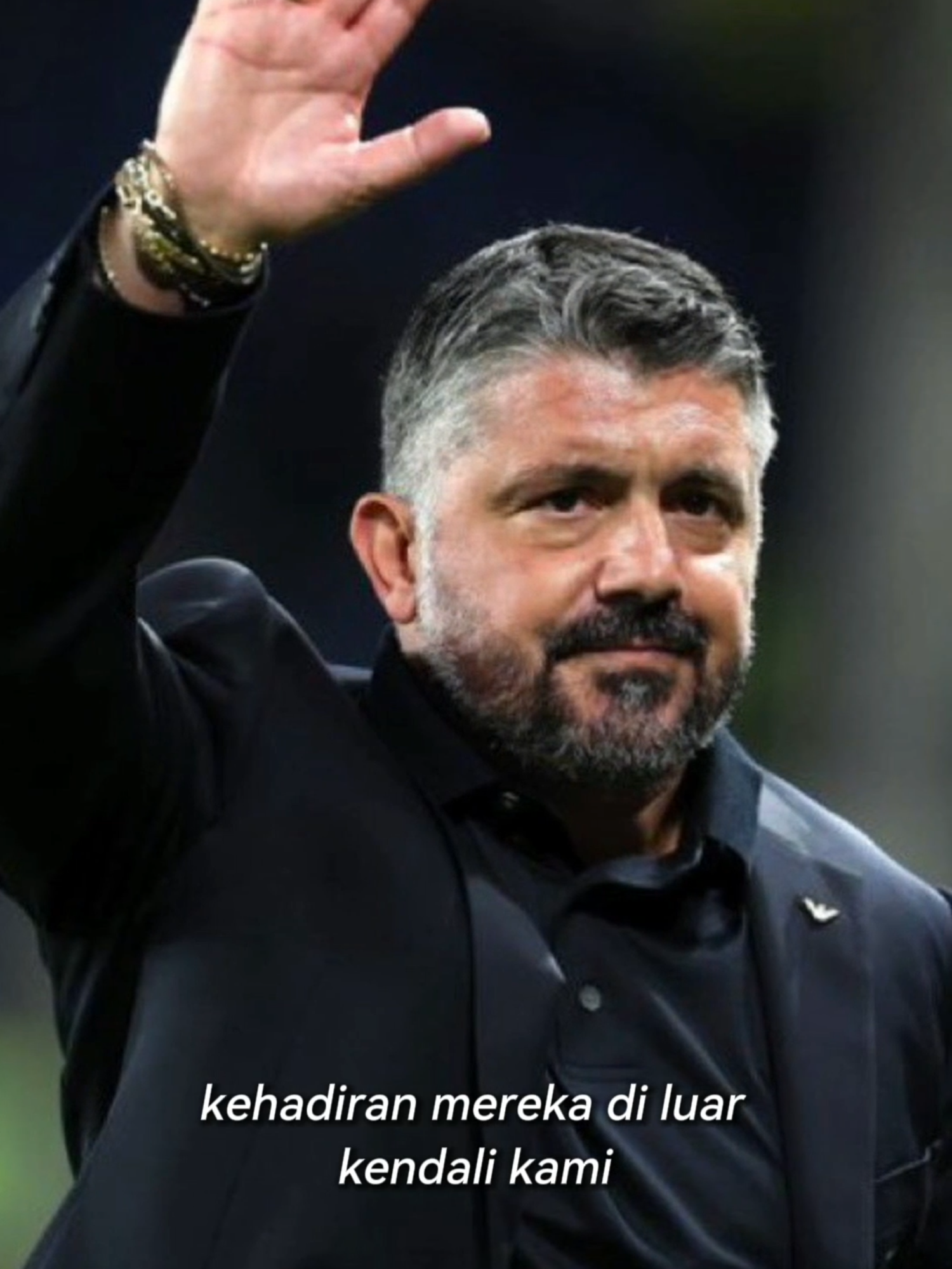 Terang-Terangan Sindir Israel Dan Ga ada yang berani Bungkam, Gattuso Kirim Pesan ke FIFA !! Gennaro Gattuso benar-benar tampil berani dengan sikapnya yang terang-terangan menyindir Israel jelang laga kualifikasi Piala Dunia 2026. Ia menyebut bermain melawan Israel adalah hal yang memalukan, sekaligus menyinggung penderitaan warga sipil dan anak-anak di Gaza. Pernyataan tegas ini langsung jadi sorotan dunia, bahkan menuai dukungan luas karena dianggap sebagai pesan keras kepada FIFA agar berani mengambil langkah tegas terhadap Israel di kompetisi sepakbola internasional. Tak hanya Gattuso, suporter Italia juga menunjukkan sikap serupa dengan melakukan aksi simbolis membelakangi lapangan saat lagu kebangsaan Israel diputar, menjadikan kemenangan 5-4 Italia atas Israel bukan sekadar drama sembilan gol, tetapi juga panggung besar untuk menyuarakan perlawan