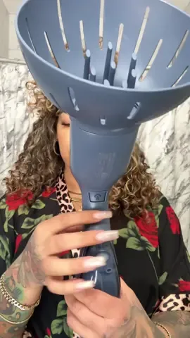 Who else deals with dryness and breakage in the back area of their hair?   This is one of the problem areas. A lot of my clients ask me about. I usually suggest to add extra leave in to keep the hair in the back as hydrated as possible to avoid tangles and breakage and now that I have this steamer been bringing them back to life with the diffuser attachment. Steam is a great way to rehydrate your hair without oversaturating it like you can with a spray bottle.  Oversaturation overtime equals WATER DAMAGE AKA HYGRAL FATIGUE.  Follow me for more curly hair information and my books are open for September and October if you would like to book an appointment!! #curlspecialist #steamer #hairtools #diffusingcurls #curls 