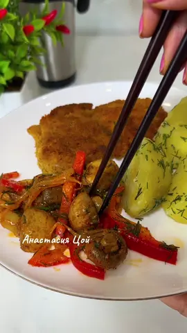 Вкусные , в меру острые маринованные шампиньоны по корейски.    Ингредиенты:  ▪️Шампиньоны -  500 грамм. ▪️Лук - 3 средних головок. ▪️растительное масло 6-7 стл  ▪️Болгарский перец - 1 шт. ▪️Чеснок - 6 зубочков. ▪️Соль - 1 ч.ложку(без горки) ▪️Сахар - 3 ч.ложки. ▪️Кориандр - 1 ч.ложка. ▪️Паприка - 1 ч.ложка. ▪️Черный перец - по вкусу. ▪️Острый перец красный - по вкусу. ▪️Уксусная эссенция 70% - 1 ч.ложка не полная. ▪️зелень кинза, укроп  Оставляем на два часа.  Готово!❤️ #шампиньоны #грибыпокооейски 
